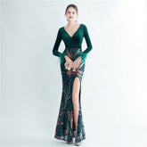 Robe de soirée à manches longues en velours à paillettes et plumes d'autruche